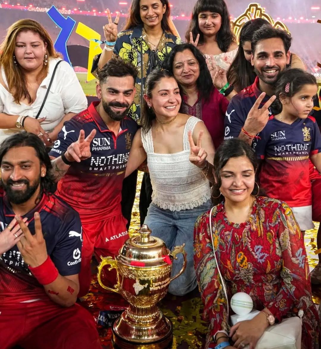 ImTanujSingh's tweet photo. Virat Kohli, Krunal &amp; Bhuvneshwar with their families and IPL Trophy. ♥️🥹

- A beautiful picture! https://t.co/CLTTaMSqiu