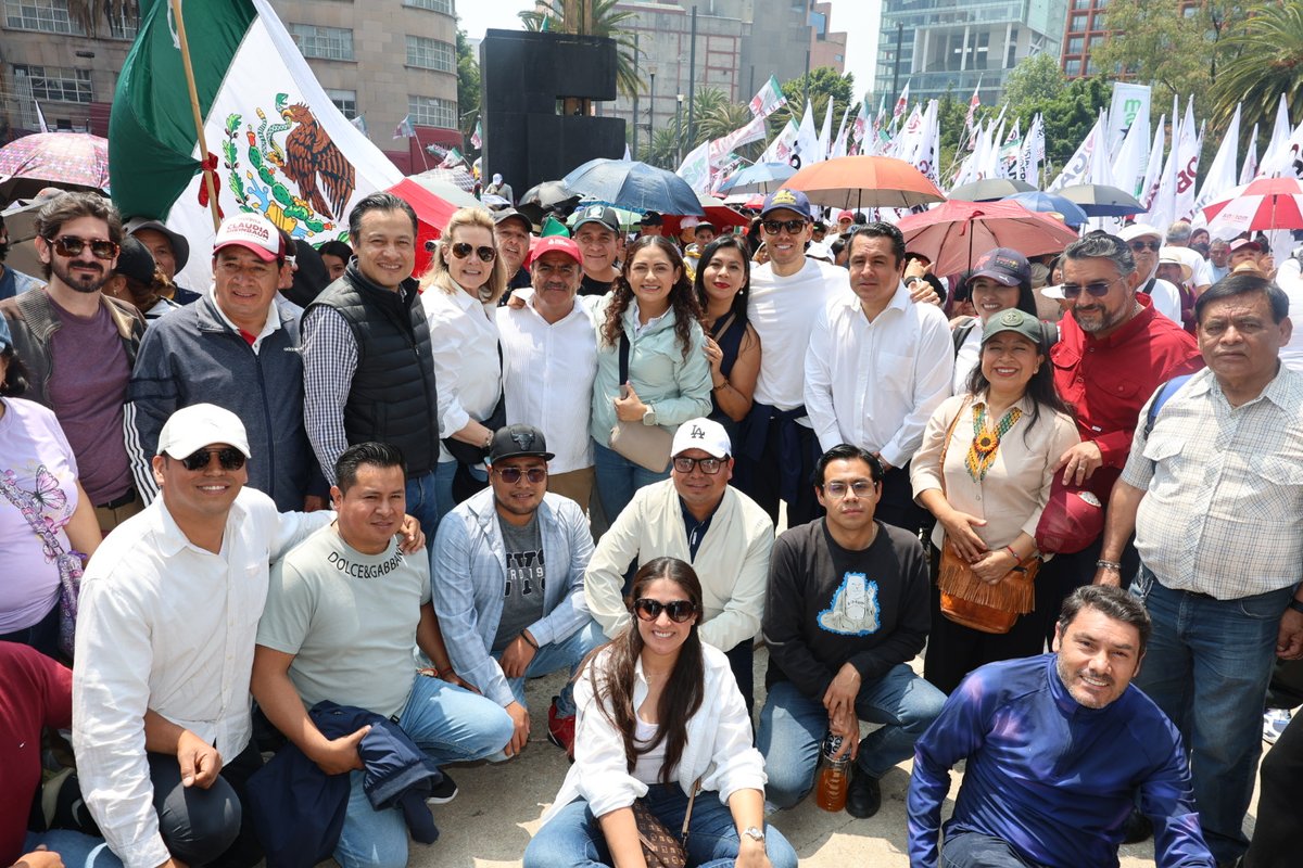 ArmandoContCast's tweet photo. Esta mañana acudimos, acompañado de compañeras y compañeros del @INEAmx, al Monumento a la Revolución y en las plazas públicas de toda la República para respaldar a nuestra presidenta, la Dra. @Claudiashein, y ser parte de la rendición de cuentas a dos años del triunfo que continúa transformando la vida pública del país.

Con convicción y junto al pueblo, reafirmamos nuestro compromiso con un proyecto que sigue avanzando con bienestar, justicia y prosperidad compartida para todas y todos.

¡Sigamos construyendo juntas y juntos el Segundo Piso de la Transformación! 🇲🇽✨

#ClaudiaDaResultados