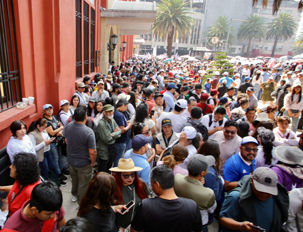 ArmandoContCast's tweet photo. Esta mañana acudimos, acompañado de compañeras y compañeros del @INEAmx, al Monumento a la Revolución y en las plazas públicas de toda la República para respaldar a nuestra presidenta, la Dra. @Claudiashein, y ser parte de la rendición de cuentas a dos años del triunfo que continúa transformando la vida pública del país.

Con convicción y junto al pueblo, reafirmamos nuestro compromiso con un proyecto que sigue avanzando con bienestar, justicia y prosperidad compartida para todas y todos.

¡Sigamos construyendo juntas y juntos el Segundo Piso de la Transformación! 🇲🇽✨

#ClaudiaDaResultados