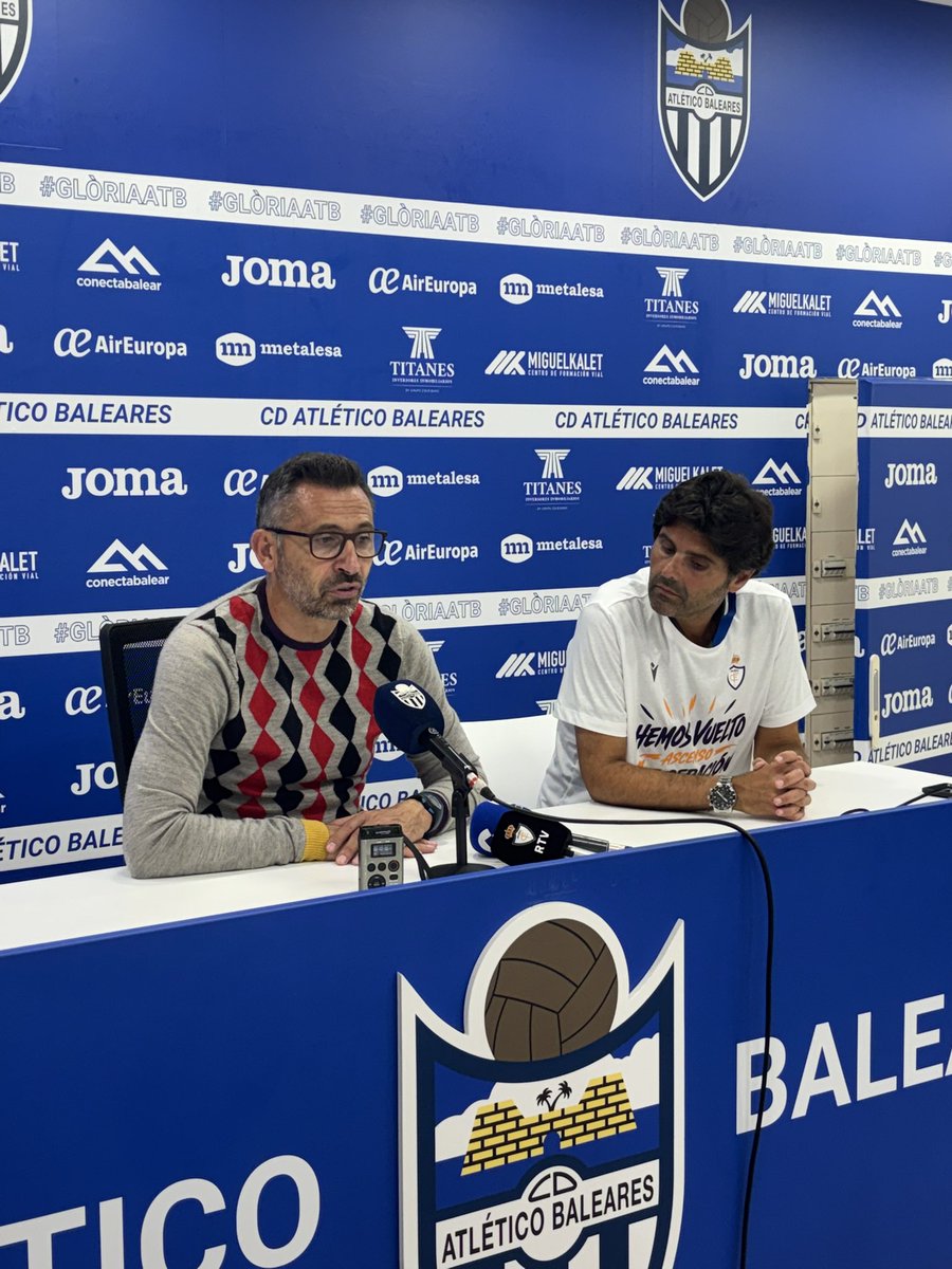 virgiliomoreno's tweet photo. Perdonadme todos, vuelve el jersey de Herrero y el @RealJaenCF es de Primera Federación https://t.co/LqvtWqfk0x
