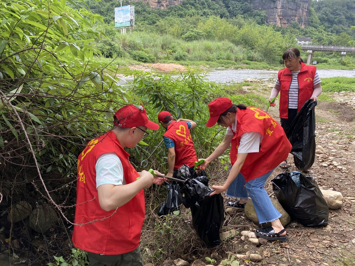 MorlemeMort's tweet photo. Just wrapped 2 days of community river cleanup with 15 awesome volunteers! Picked up 20+ bags of trash, saw a family of ducks return to a cleaner shore. Small acts add up—join our next event!  #VolunteerForNature https://t.co/3Y25ALktah