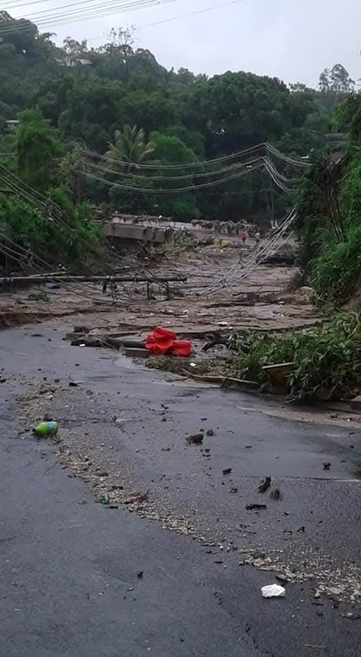 VaneZ07's tweet photo. Hace 6 años exactamente el clima nos sorprendió y la zona donde residía se vio super afectada, porque Dios fue el único que hizo que lográramos salir a tiempo de casa jamas pensé que tendría q no casa a un Presidente de la República @nayibbukele @SecPrensaSV https://t.co/9itFjkjQFr