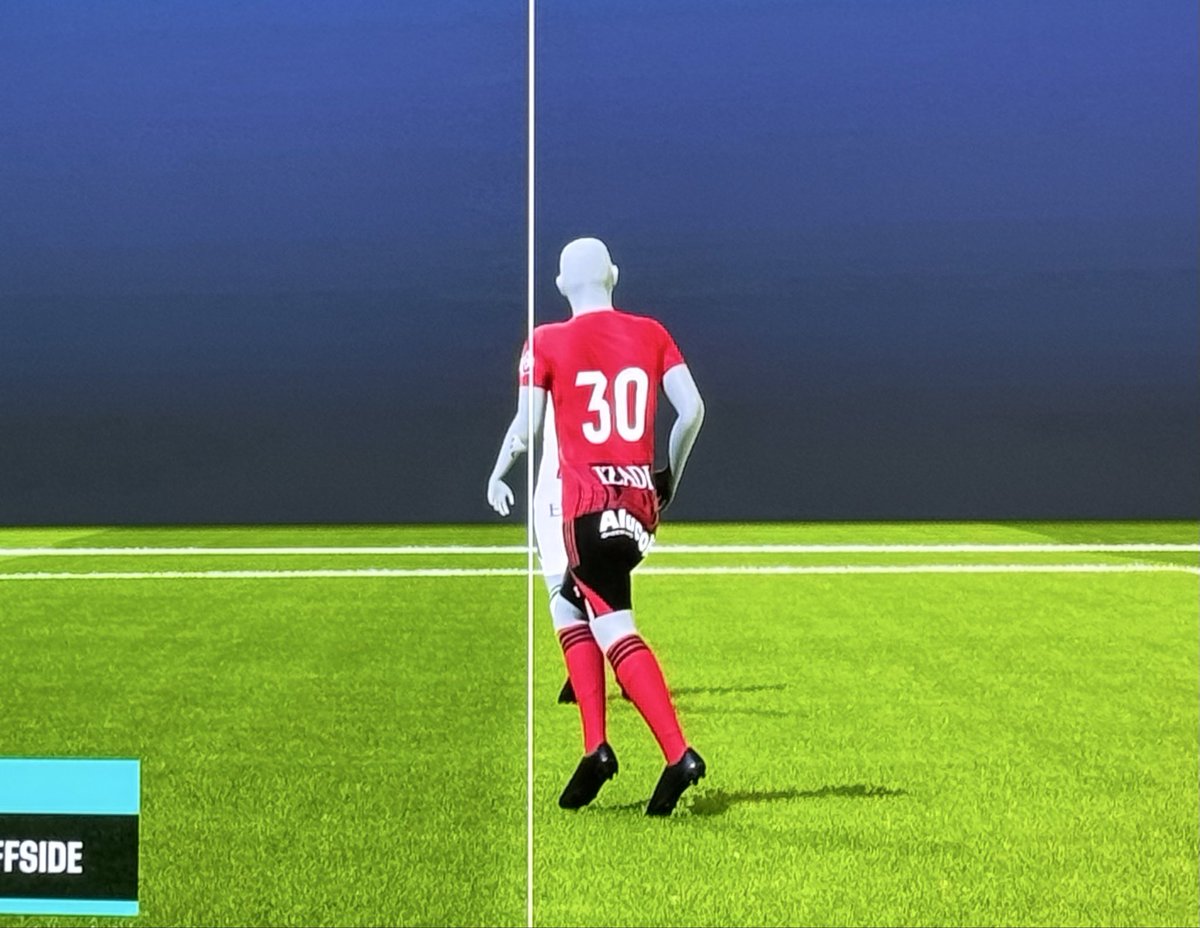 andoniotxo_'s tweet photo. Pues le han anulado un gol al Mirandés que parece totalmente legal. 

El fuera de juego semiautomático no ofrece claridad ninguna de que algún cm del hombro esté adelantado.

Necesita ganar el Mirandes para no descender. https://t.co/vPG0aN3szO