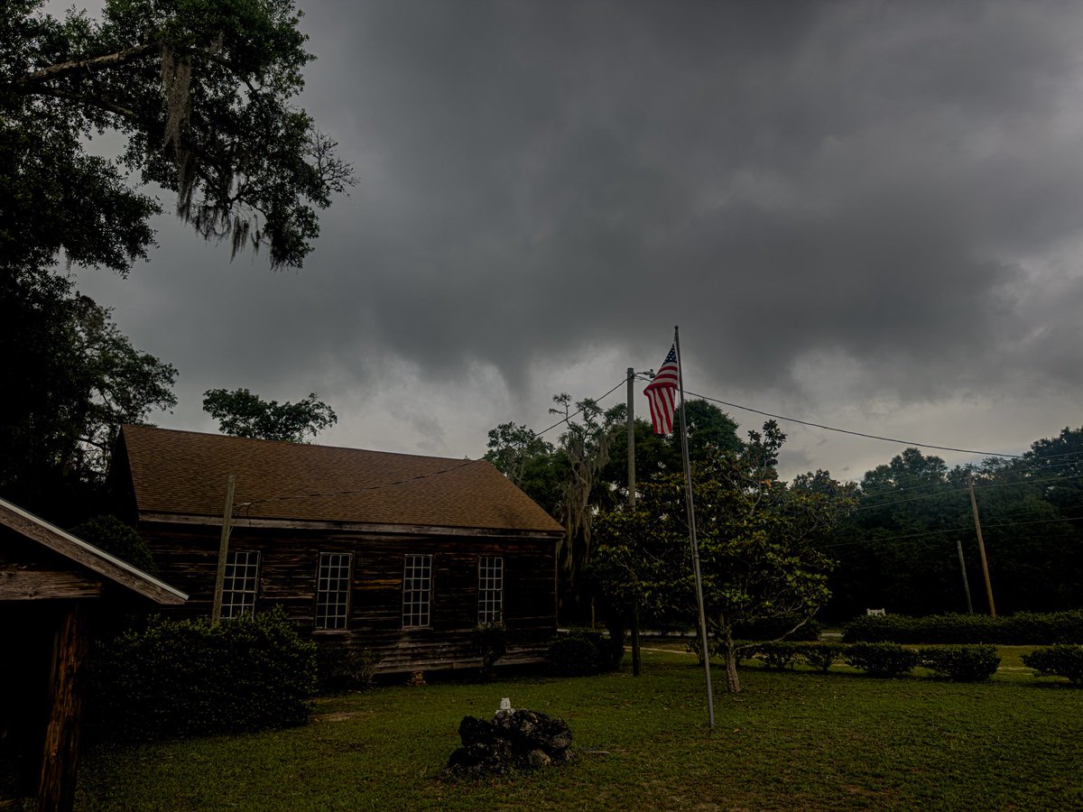 850Chaser's tweet photo. Some awesome pictures taken at Moss Hill Church earlier #flwx 

@FloridaPA27 @jmorgan_wx @FLStormChasers_ @WolfspeedDarce @floridamanwx @JAW2004 @pcbwx @justinkieferwx https://t.co/A6900zXD78
