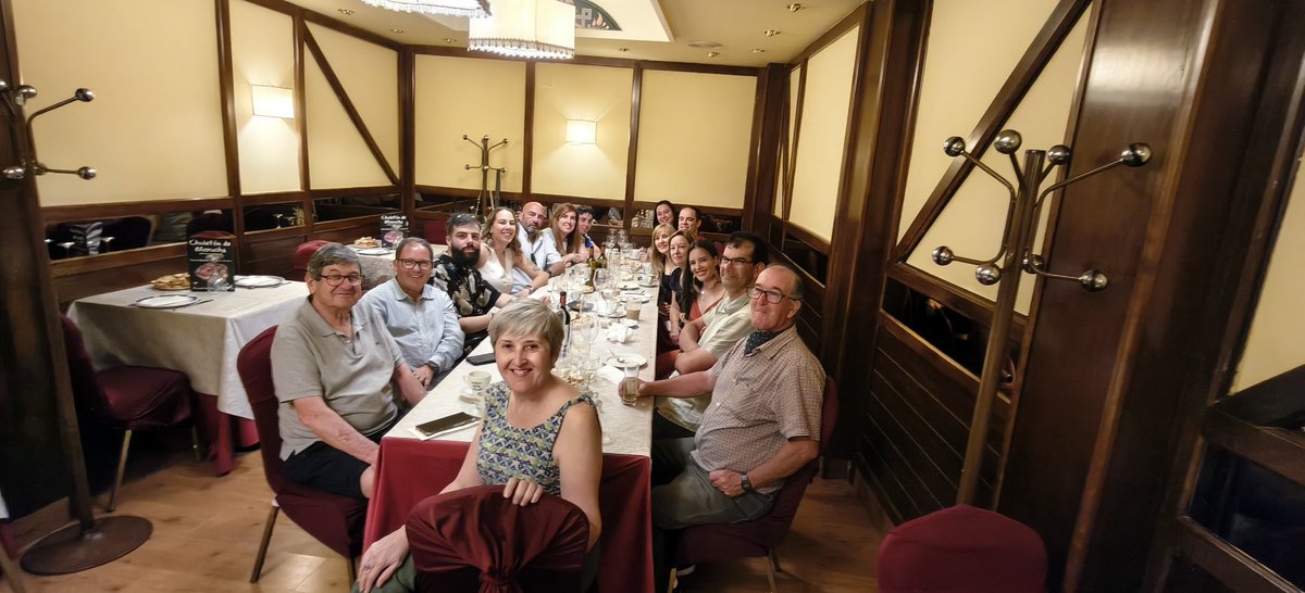 ZonaAzulSA's tweet photo. Hoy hemos tenido nuestra comida familiar. No podían faltar las risas que compartimos en todos los partidos en la esquina, hoy tocaba hacerlo fuera del WüsD. Así es nuestra pequeña familia, risas, diversión y buena gente. 💙 #ZonaAzulSalamanca https://t.co/7zwB8wljF2