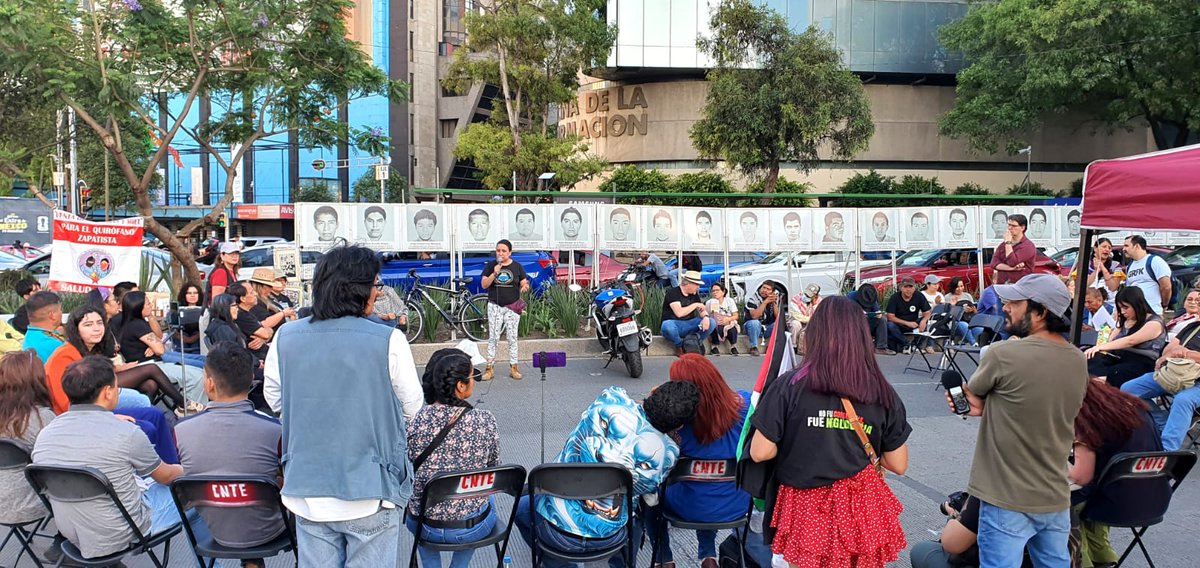 EspacioOsc's tweet photo. 📣Ayer familiares de periodistas asesinados/as y desaparecidos/as instalaron un antimonumento en Paseo de la Reforma y Bucareli, #CDMX.

Un llamado a la memoria y a la exigencia de justicia por los más de 200 periodistas asesinados/as en México por su labor. 

"Aquí nadie olvida" https://t.co/RzLR5Zd4O1