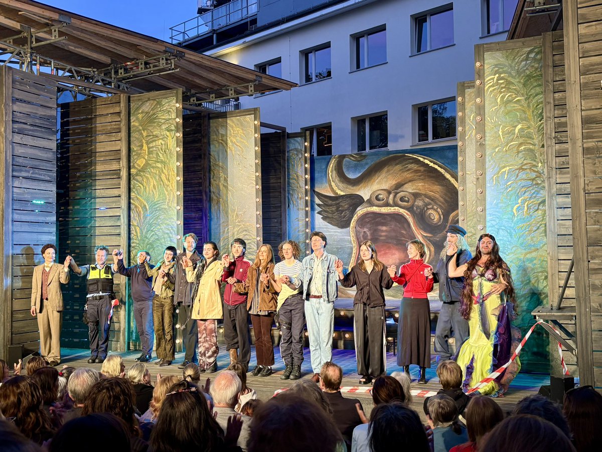 dpwes's tweet photo. Timmy ist in Berlin angelandet: Uraufführung von „Der Gesang des Pottwals“ (aka Il canto del capodoglio), von und mit Heiner Bomhard, auf der Open-Air-Bühne vom @DT_Berlin. https://t.co/wikmzSuXxr