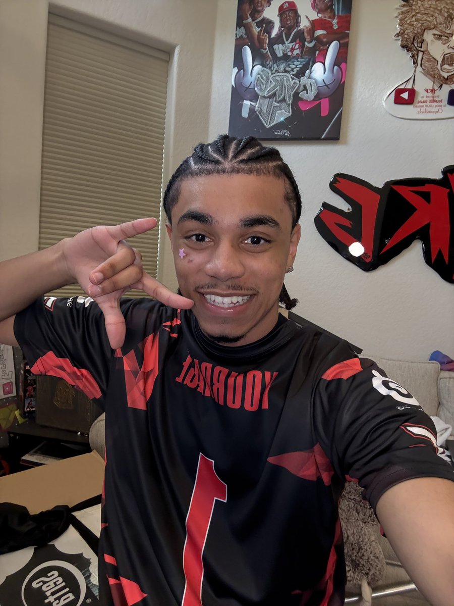 RockoutLii's tweet photo. Swag https://t.co/iB5olAxXNx