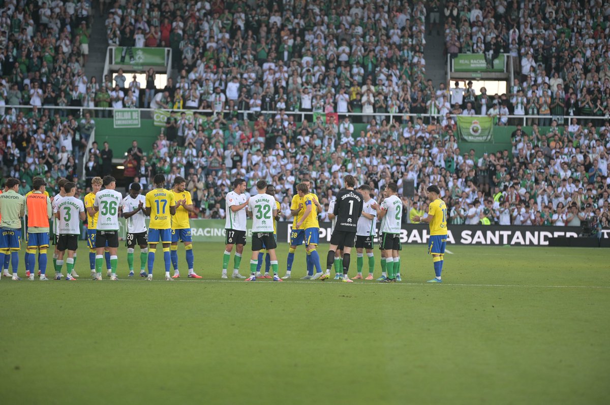 AlexFdez8's tweet photo. A toda la familia del @realracingclub ,  GRACIAS 💚.  Sois un club y una afición  de Primera no solo por lo que conseguís deportivamente si no también por gestos como el de hoy que os hacen aún más grandes. 

Aquí tenéis un seguidor más 🙌🏻. Felicidades campeones. https://t.co/A3BBQN3z26