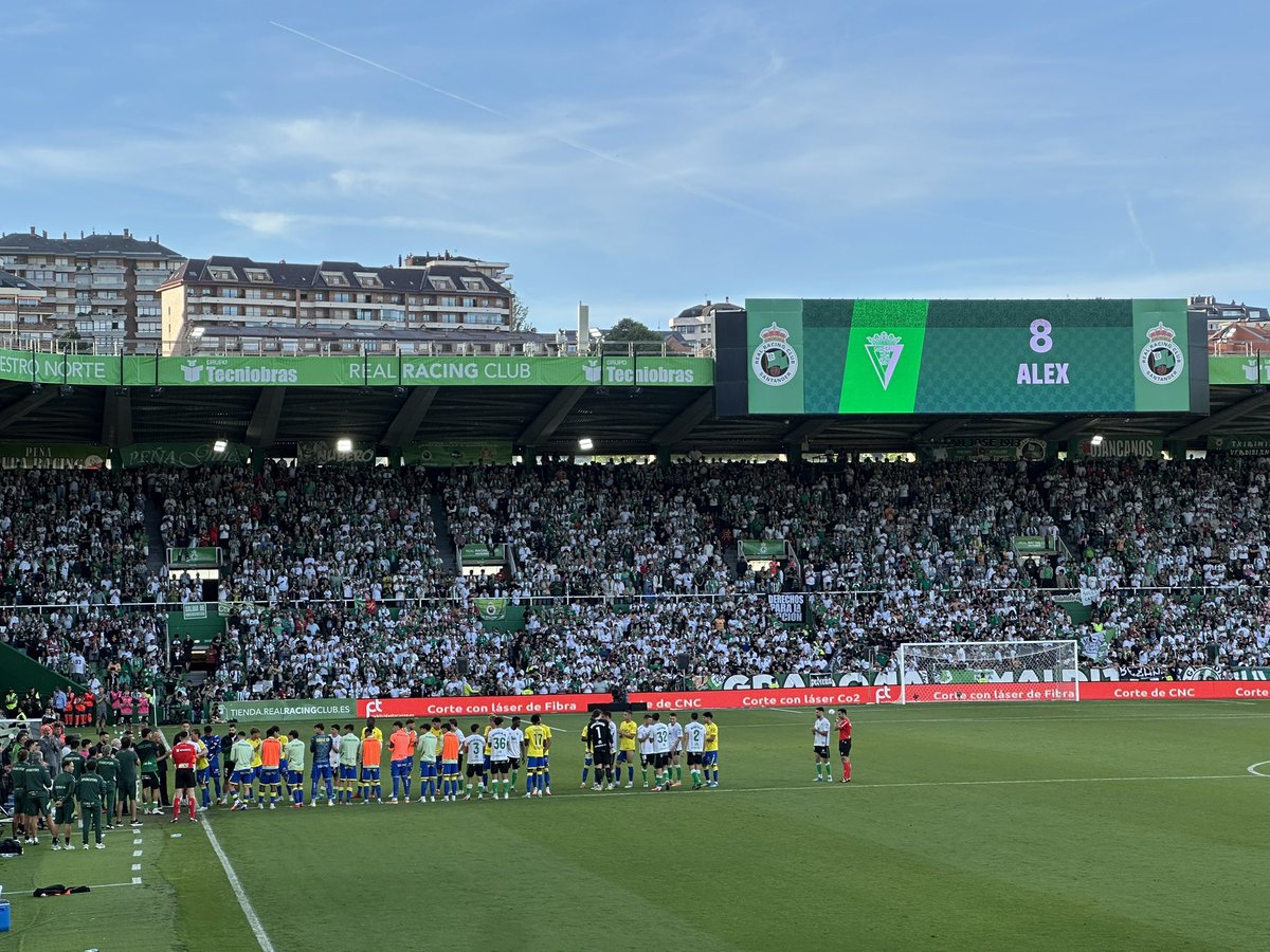 AlexFdez8's tweet photo. A toda la familia del @realracingclub ,  GRACIAS 💚.  Sois un club y una afición  de Primera no solo por lo que conseguís deportivamente si no también por gestos como el de hoy que os hacen aún más grandes. 

Aquí tenéis un seguidor más 🙌🏻. Felicidades campeones. https://t.co/A3BBQN3z26