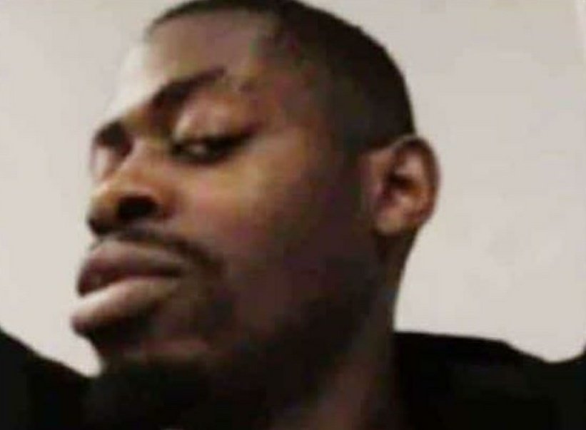 AmberRayz's tweet photo. How the next episode button looks at me at 3am when I have to wake up early https://t.co/to0ks9kRjJ