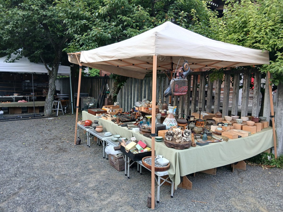 motoki08's tweet photo. 明日（6月1日・月）の町田天満宮がらくた骨董市、花峰窯美術も出店致します。

宜しくお願い申し上げます。

#蚤の市 #アンティーク https://t.co/kId6SMsFhL
