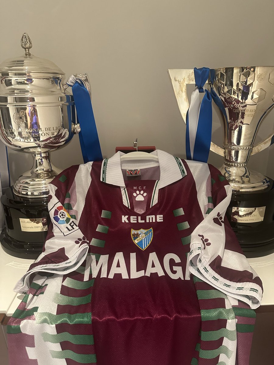 JMMovilla's tweet photo. Lo prometido es deuda. Mándame la dirección por privado y te la envío @darioelvichus . Ojalá que el próximo año la puedas llevar por los campos de Primera División. Gracias por acordaros de mí @MalagaCF https://t.co/LHPyJI4dE3
