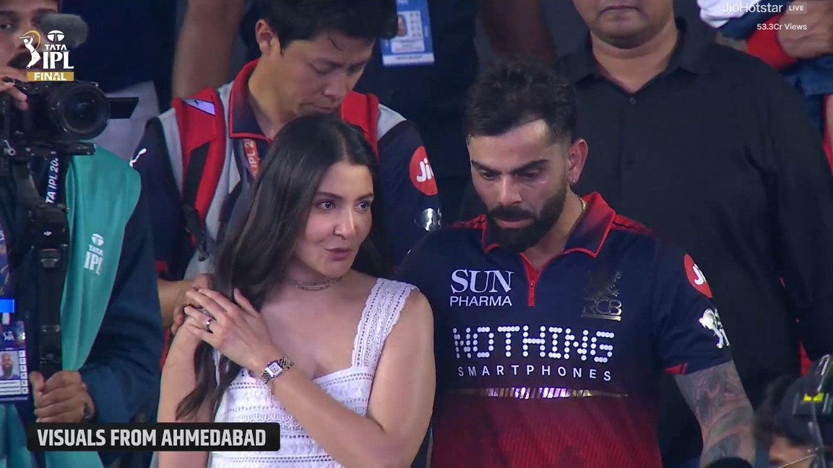 glitter_fawn's tweet photo. Match khatam hote hi sabse pehle apni trophy le aata hai 😭😭

#ViratKohli • #AnushkaSharma • #Virushka https://t.co/94S74fylso