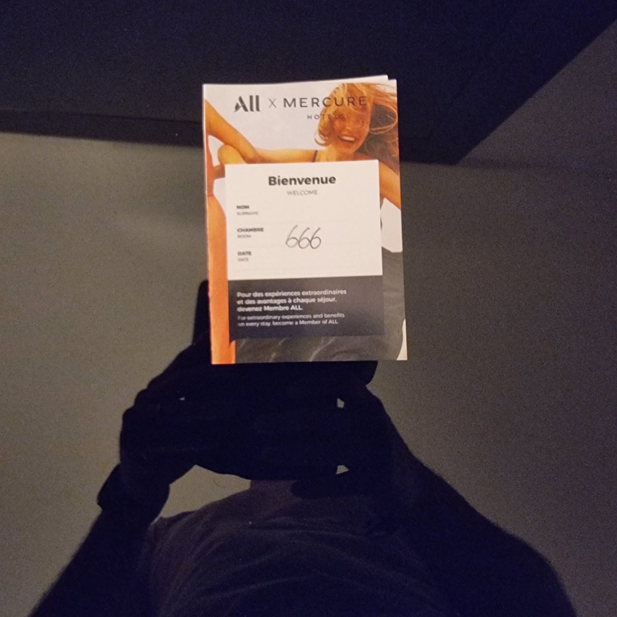 librexpax's tweet photo. 😱 une succube va-t-elle venir sucer mon âme cette nuit ? https://t.co/n0GY72Jri6