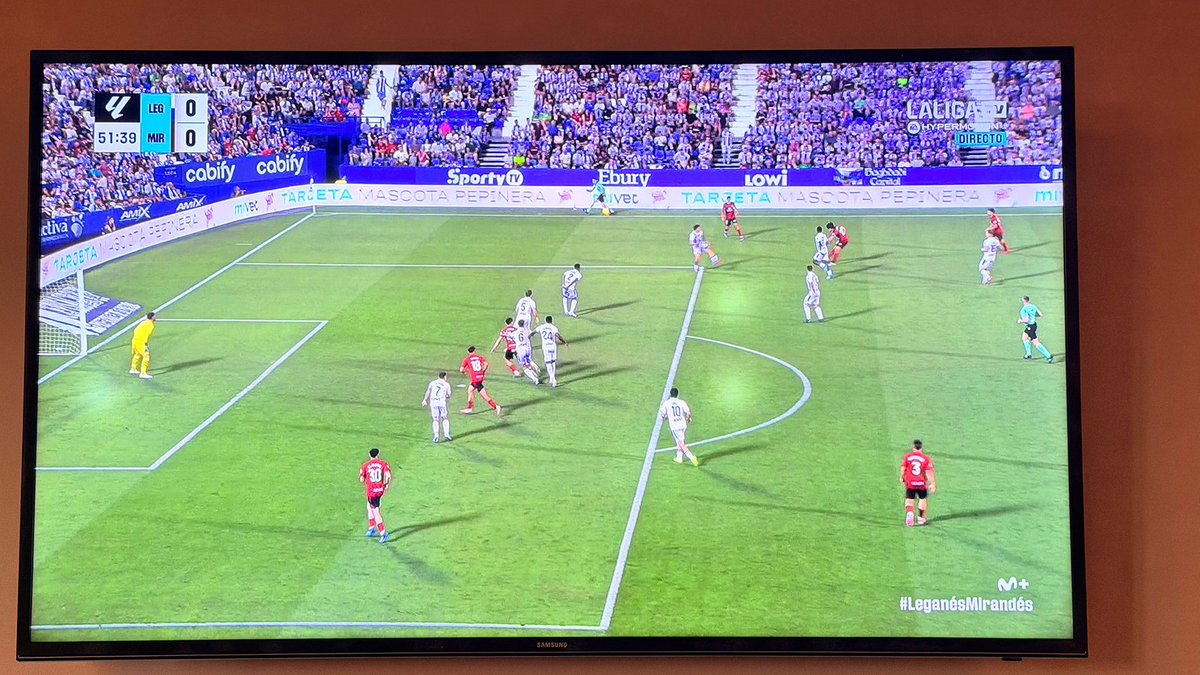 Javi_Coso's tweet photo. Menudo atracazo en Butarque. No entiendo por qué este equipo es tan favorecido por los árbitros. Se ve claro que la cadera habilita pero no la usan. Si bajas siendo el mirandés con esto que haces, denuncias o que? https://t.co/GGG0adI62c