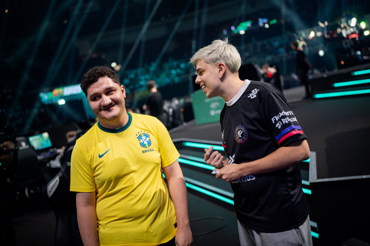 euxarpi's tweet photo. Agora que passou o mundial de Fortnite, me sinto na necessidade de falar algumas coisas.

Acompanhar o @fluxo_teuzz desde que virei talent manager foi muito especial. A evolução como atleta, influenciador e também como pessoa é bem nitida.

É um cara que passei a ter um carinho enorme por muitos motivos. Ontem, na classificação pra Grande Final, cheguei a quase desmaiar de emoção porque virou um momento especial pra todos nós.

Nesse processo, agradecer a @niicalegari que fez um acompanhamento especial nessa jornada de pressão psicologica. 

E agradecer ao @fluxo_pulgaboy e @bloquinhotv por darem vida a uma transmissão diferente pra nossa comunidade no Fluxo. Muita resenha, uma linguagem diferente e muita torcida.

Acho que é um campeonato bem marcante pra minha vida pela adrenalina que foi o dia adia.

Amo esses mlks, pqp