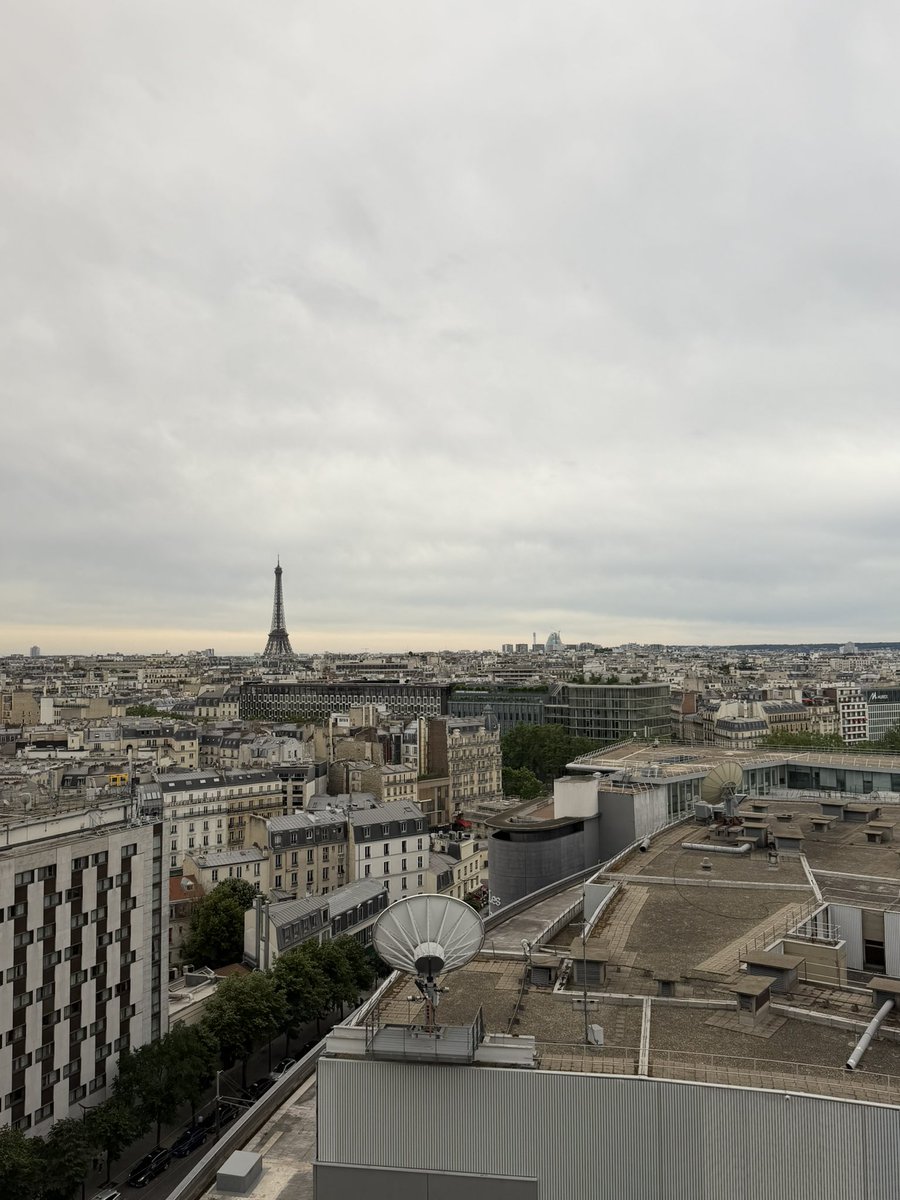 DenverTheDragon's tweet photo. I got bored… so I went to Paris. https://t.co/YaqOv24XHZ