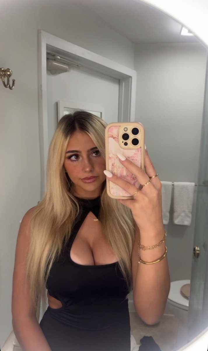 only4sab's tweet photo. just staring at her tits >~< https://t.co/0nHz22riYQ