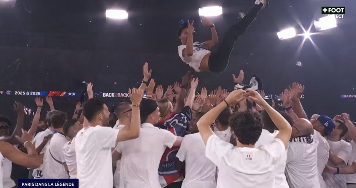 lnstantFoot's tweet photo. "LA 2EME ELLE EST INCROYAAAABLEEEE !!!"

MAQUINHOS PORTÉ PAR TOUS SES COÉQUIPIERS !!! ❤️💙⭐️⭐️ https://t.co/j4zvC7vhE4