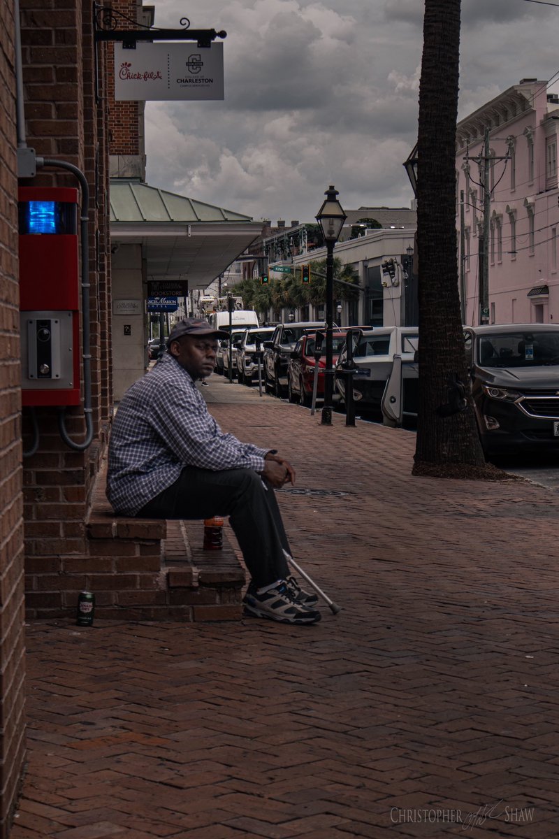 milfireguy's tweet photo. Most people photograph Charleston’s attractions.

I like photographing the moments in between.

A quiet side street, a shared pizza, a delivery stop, someone lost in thought. Everyday life along King Street. 
#MericaPhotos #CharlestonSC #StreetPhotography #KingStreet #Lowcountry https://t.co/T2BiuoQteE
