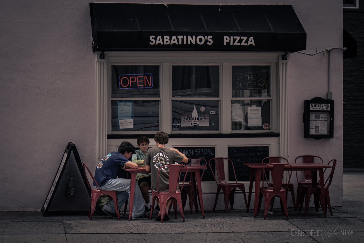 milfireguy's tweet photo. Most people photograph Charleston’s attractions.

I like photographing the moments in between.

A quiet side street, a shared pizza, a delivery stop, someone lost in thought. Everyday life along King Street. 
#MericaPhotos #CharlestonSC #StreetPhotography #KingStreet #Lowcountry https://t.co/T2BiuoQteE