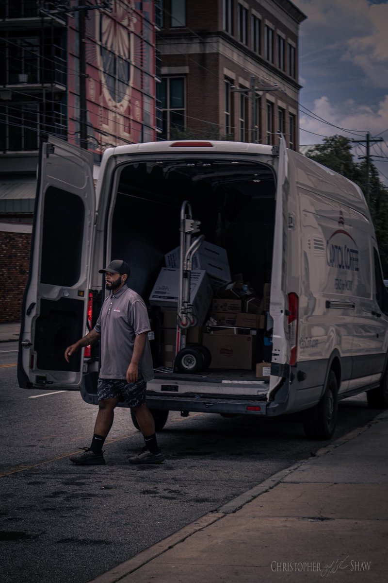 milfireguy's tweet photo. Most people photograph Charleston’s attractions.

I like photographing the moments in between.

A quiet side street, a shared pizza, a delivery stop, someone lost in thought. Everyday life along King Street. 
#MericaPhotos #CharlestonSC #StreetPhotography #KingStreet #Lowcountry https://t.co/T2BiuoQteE