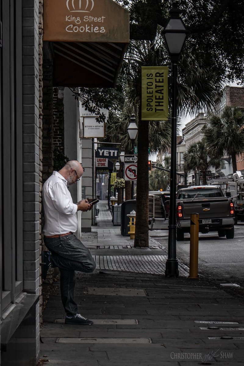 milfireguy's tweet photo. Most people photograph Charleston’s attractions.

I like photographing the moments in between.

A quiet side street, a shared pizza, a delivery stop, someone lost in thought. Everyday life along King Street. 
#MericaPhotos #CharlestonSC #StreetPhotography #KingStreet #Lowcountry https://t.co/T2BiuoQteE