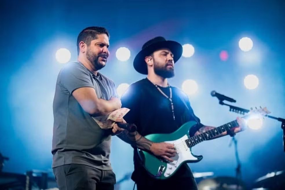 g1goias's tweet photo. Vizinha grava Jorge cantando alto do outro lado da rua e esposa do artista brinca: ‘Saudade dos palcos’ ==> https://t.co/XXRaubVGmH
#g1Goiás #g1go #JorgeEMateus #Jorge #Sertanejo #Celebridades https://t.co/ufoFPw9uCb