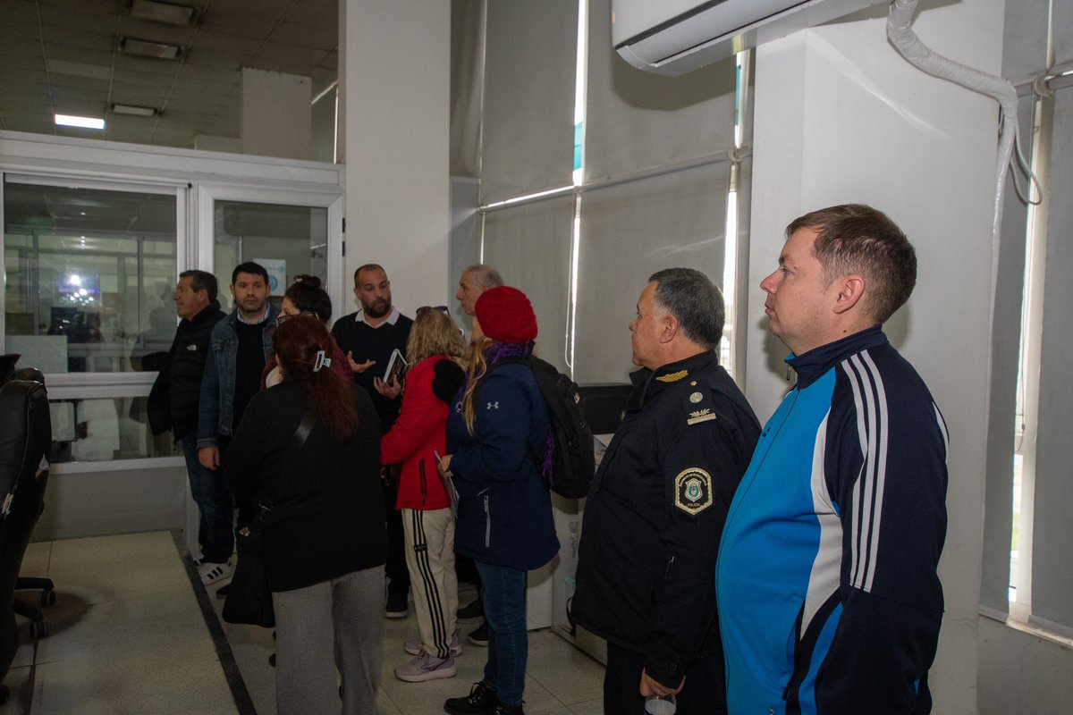 Andreswatsonok's tweet photo. REUNIÓN CON VECINOS Y VECINAS DE GENERAL SAN MARTÍN PARA FORTALECER LA SEGURIDAD

Compartimos una reunión con vecinos y vecinas de General San Martín, donde dialogamos sobre las acciones que llevamos adelante para fortalecer la prevención del delito en cada barrio. https://t.co/49JAVoHzwg