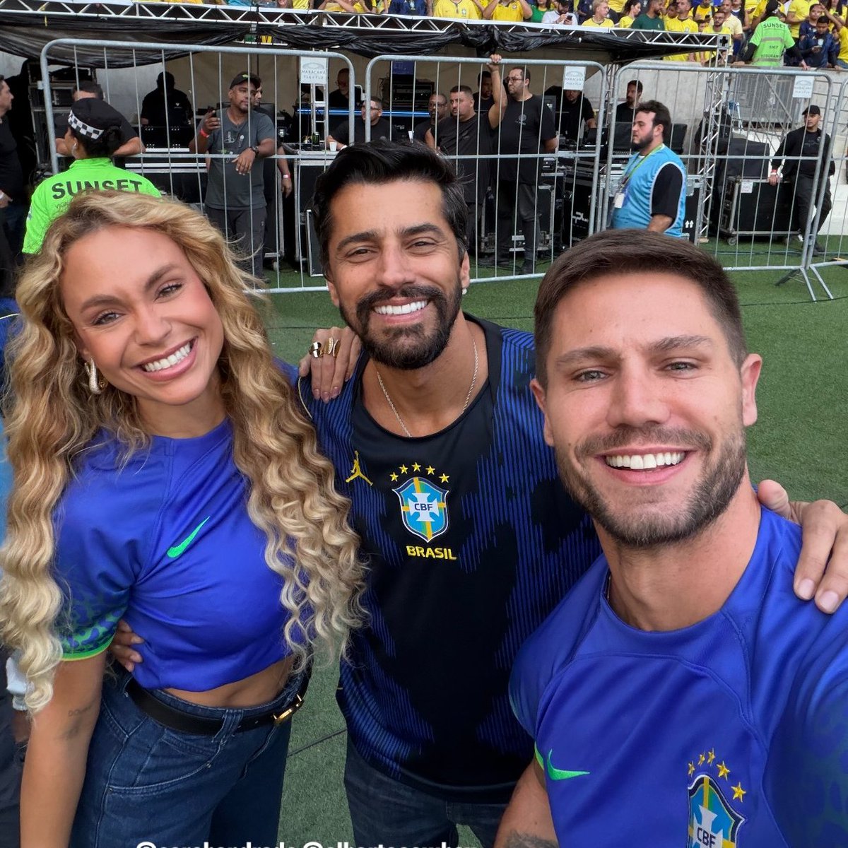centralreality's tweet photo. TRINDADE! Sarah Andrade, Alberto Cowboy e Jonas Sulzbach foram assistir juntos ao jogo do Brasil. https://t.co/amKKBuBFA3