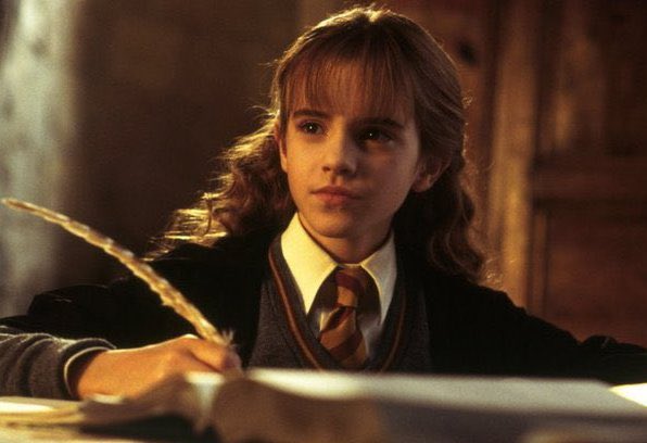 Hogwartssite's tweet photo. TE HAS ENCONTRADO CON LA HERMIONE GRANGER DE LA SUERTE. DA RT EN MENOS DE 15 SEGUNDOS PARA APROBAR TODOS TUS EXÁMENES. https://t.co/MCP8cdb4k7