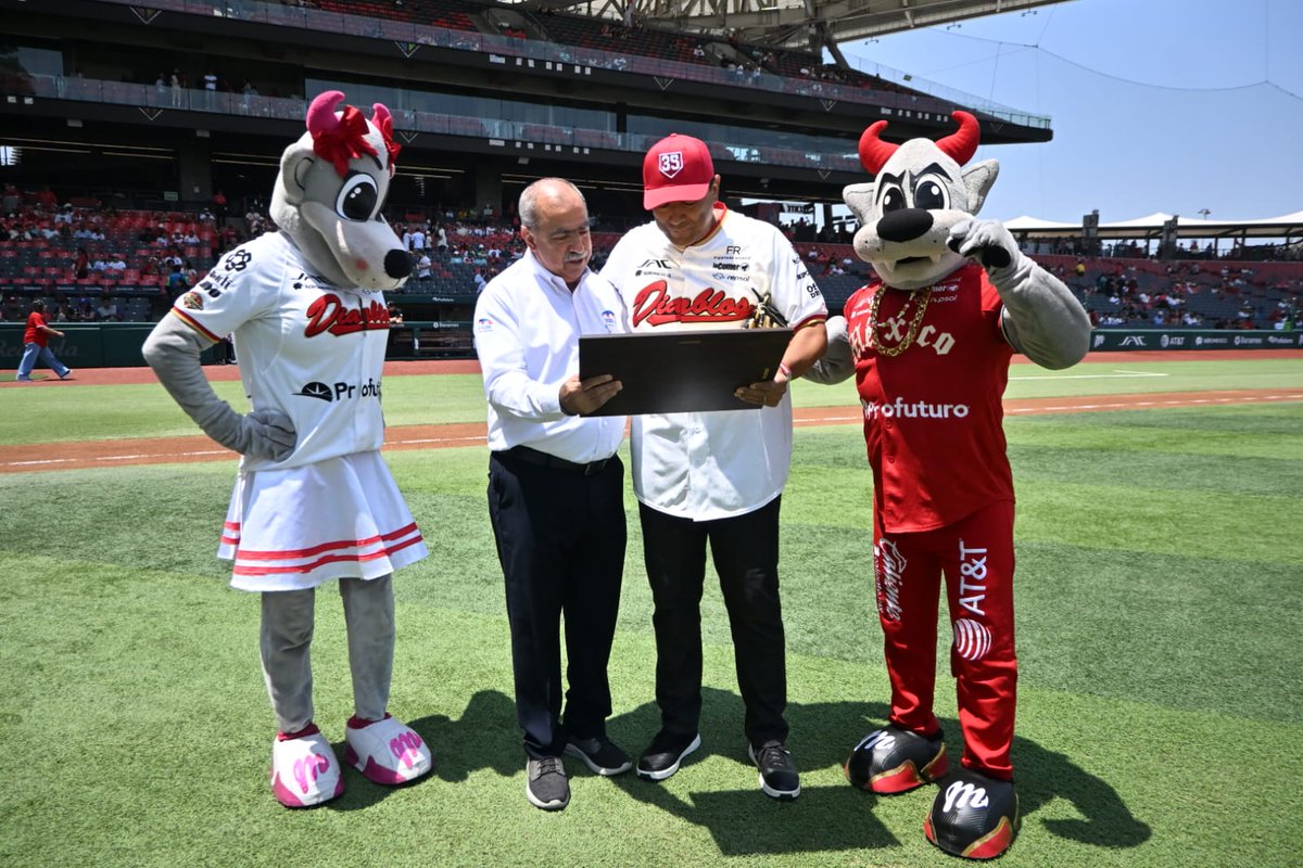 SDFBeisbolMx's tweet photo. ⚾🏆 El Salón de la Fama del Beisbol Mexicano felicita a Miguel Ojeda por el merecido retiro de su histórico número 35 por parte de los Diablos Rojos del México.

El Ing. Francisco Padilla Dávila, director del Salón de la Fama del Beisbol Mexicano, hizo entrega de un reconocimiento especial a Miguel Ojeda por su brillante trayectoria dentro de la Liga Mexicana de Beisbol y por su invaluable legado con la organización escarlata.

¡Muchas felicidades, Miguel Ojeda! Tu nombre y legado permanecen por siempre en la historia del beisbol mexicano. ⚾🇲🇽

@DiablosRojosMX  @LMBBanorte 
#SalónDeLaFamaDelBeisbolMexicano #MiguelOjeda #DiablosRojosDelMéxico #Número35 #LegadoEscarlata #BeisbolMexicano
