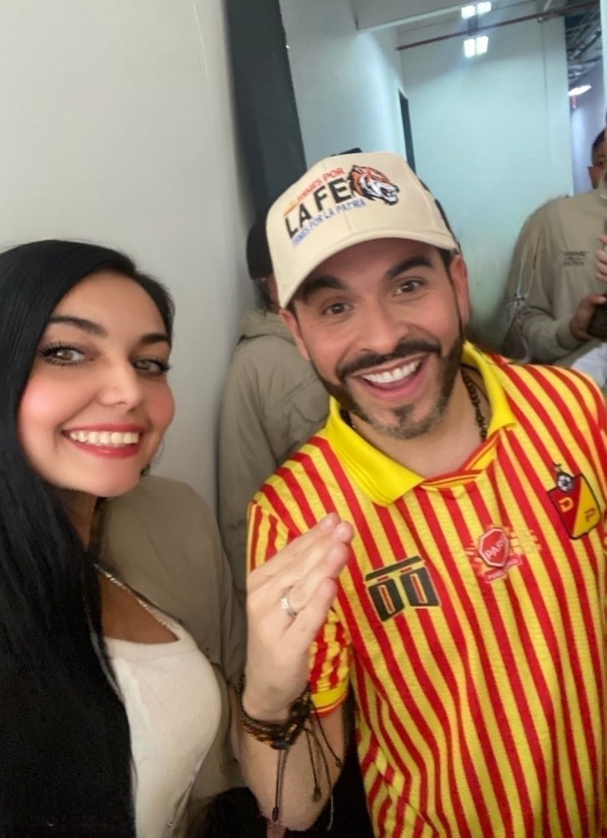 DaniAponte10's tweet photo. 🐯🇨🇴Firmes con el tigre @ABDELAESPRIELLA 💪🏻.

Sígueme en Instagram: danielaaponte.oficial https://t.co/quo2R5HbLA https://t.co/b3IOsXzPLw