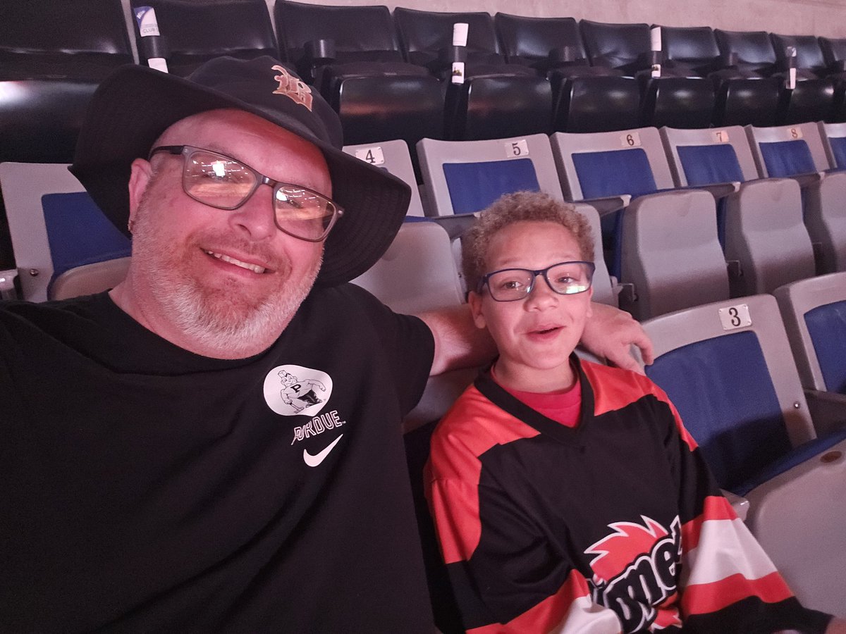 SamSprunger1's tweet photo. Game 5!
#LetsGoKomets! https://t.co/7cxL9UGrGZ