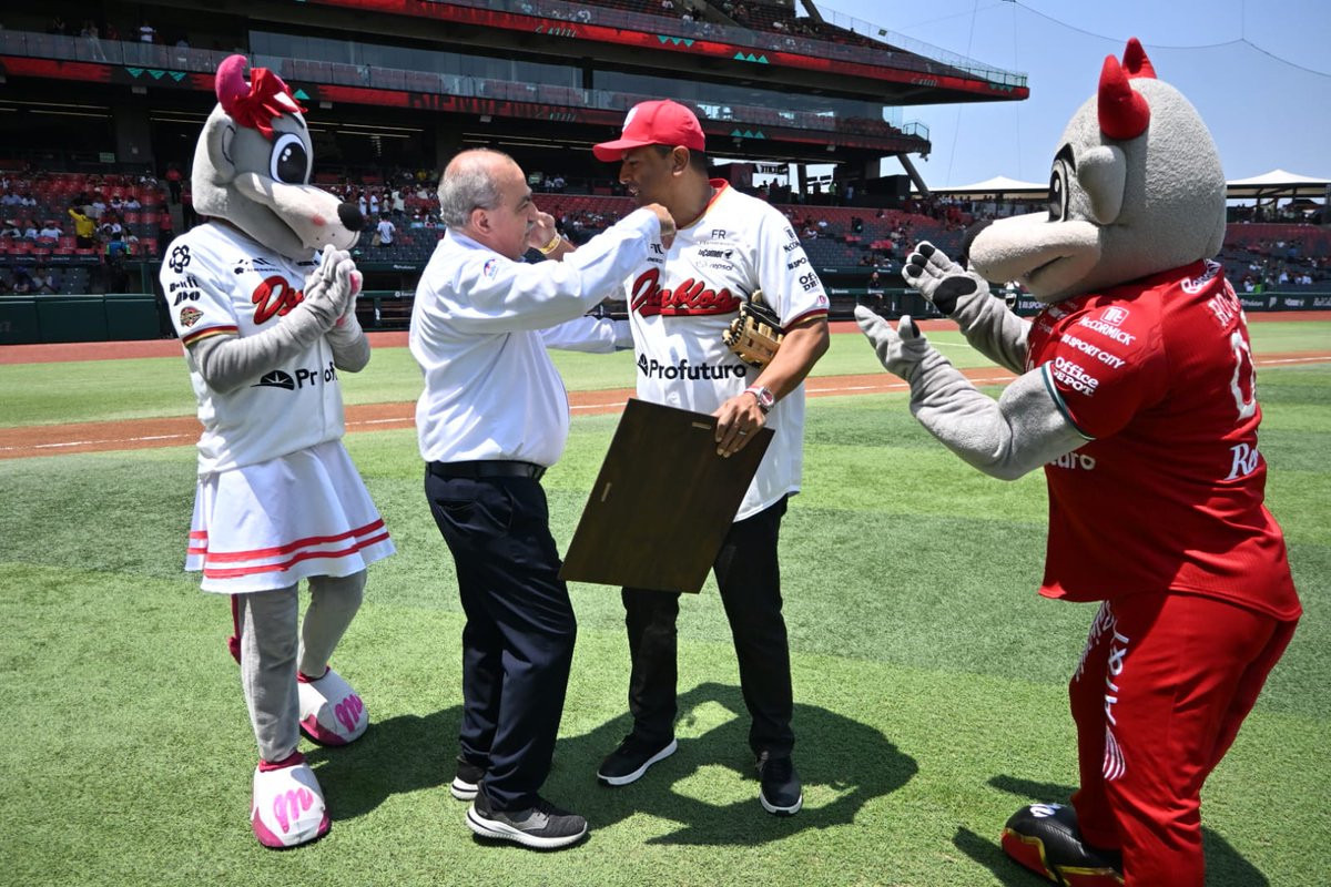 SDFBeisbolMx's tweet photo. ⚾🏆 El Salón de la Fama del Beisbol Mexicano felicita a Miguel Ojeda por el merecido retiro de su histórico número 35 por parte de los Diablos Rojos del México.

El Ing. Francisco Padilla Dávila, director del Salón de la Fama del Beisbol Mexicano, hizo entrega de un reconocimiento especial a Miguel Ojeda por su brillante trayectoria dentro de la Liga Mexicana de Beisbol y por su invaluable legado con la organización escarlata.

¡Muchas felicidades, Miguel Ojeda! Tu nombre y legado permanecen por siempre en la historia del beisbol mexicano. ⚾🇲🇽

@DiablosRojosMX  @LMBBanorte 
#SalónDeLaFamaDelBeisbolMexicano #MiguelOjeda #DiablosRojosDelMéxico #Número35 #LegadoEscarlata #BeisbolMexicano