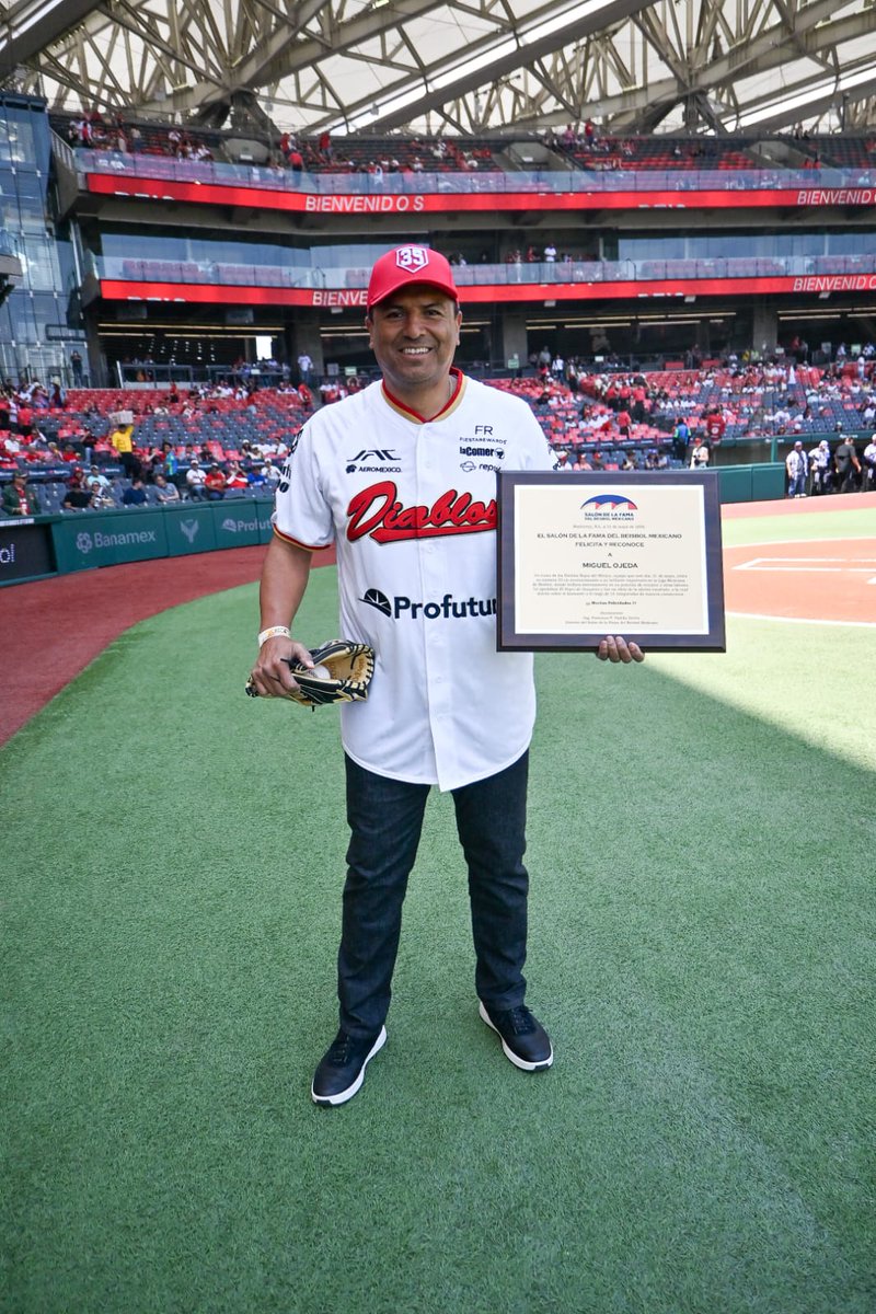 SDFBeisbolMx's tweet photo. ⚾🏆 El Salón de la Fama del Beisbol Mexicano felicita a Miguel Ojeda por el merecido retiro de su histórico número 35 por parte de los Diablos Rojos del México.

El Ing. Francisco Padilla Dávila, director del Salón de la Fama del Beisbol Mexicano, hizo entrega de un reconocimiento especial a Miguel Ojeda por su brillante trayectoria dentro de la Liga Mexicana de Beisbol y por su invaluable legado con la organización escarlata.

¡Muchas felicidades, Miguel Ojeda! Tu nombre y legado permanecen por siempre en la historia del beisbol mexicano. ⚾🇲🇽

@DiablosRojosMX  @LMBBanorte 
#SalónDeLaFamaDelBeisbolMexicano #MiguelOjeda #DiablosRojosDelMéxico #Número35 #LegadoEscarlata #BeisbolMexicano