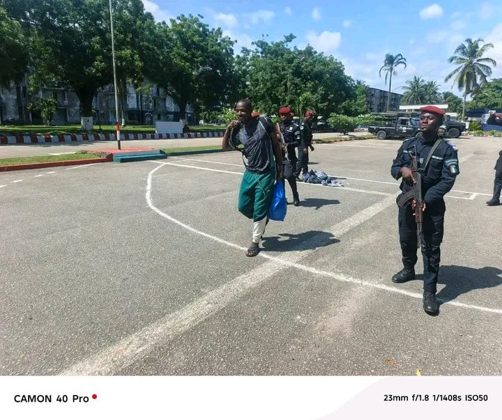 RedFighter242's tweet photo. 🛡️Disturbing images from Ivory Coast show Ivorian gendarmes pointing their weapons at a colleague who is being stripped of his military equipment. Before he is escorted out of the barracks. https://t.co/Ax5kE7A6Ab