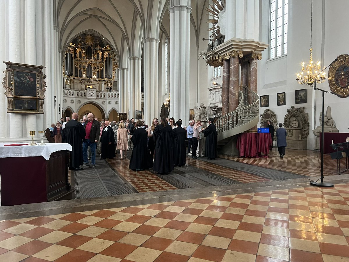 KristfBalint's tweet photo. Gottesdienst mit Predigt von Bischof Stäblein zu Num 6, dem Aaronitischen Segen, wunderbarer Orgelmusik und ausnehmend fröhlicher Stimmung. Wie gut, dass so junge, engagierte Theolog:innen ihren Dienst in unsrer Kirche aufnehmen und das leuchtende Antlitz G'TTes https://t.co/NNv8hWKgtm