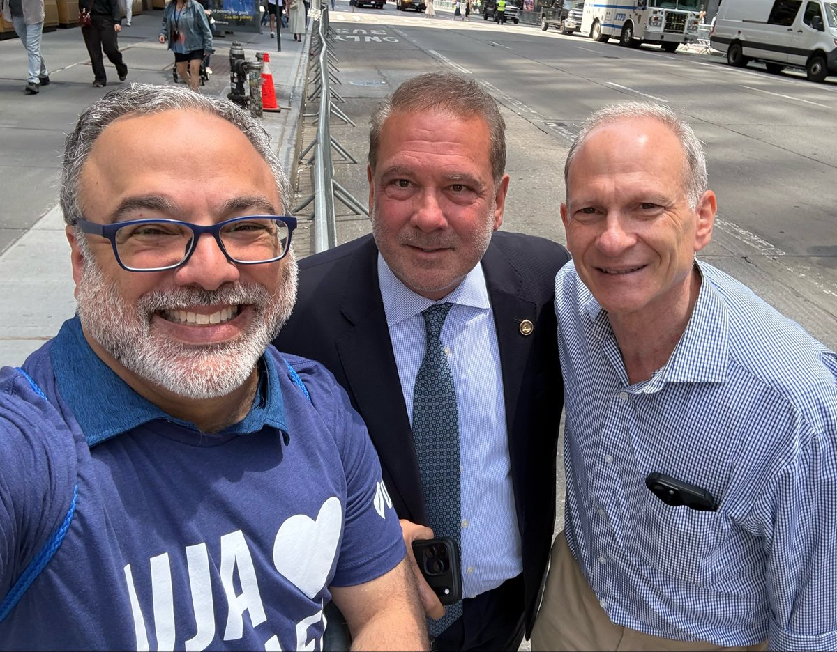 rabbicreditor's tweet photo. An honor to greet #Yonkers @MayorMikeSpano and #WhitePlains Mayor #JustinBrasch at #NYC @israeldayon5th - grateful for your leadership and allyship! Our community is stronger together! #NYStrong #WestchesterStrong https://t.co/Sj2ES4zxMd