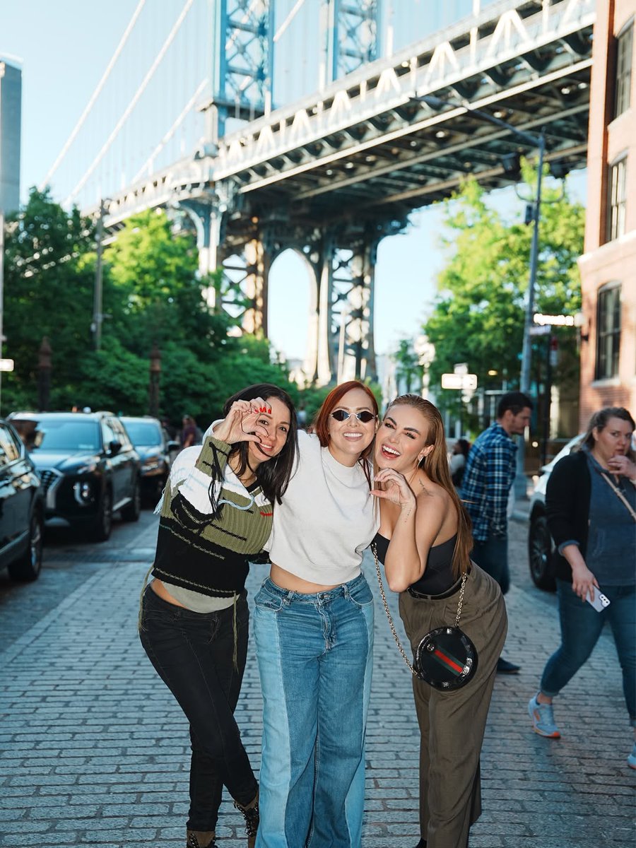 SaraUribeTV's tweet photo. Viviendo días increíbles aquí en Estados Unidos🇺🇸. Entre trabajo, risas con amigas y momentos hermosos que me recargan el alma. 🗽🌴
 Gracias por estar ahí y por tanto cariño. 
¡Los amo! 🩷 https://t.co/WtGqKlQxs6