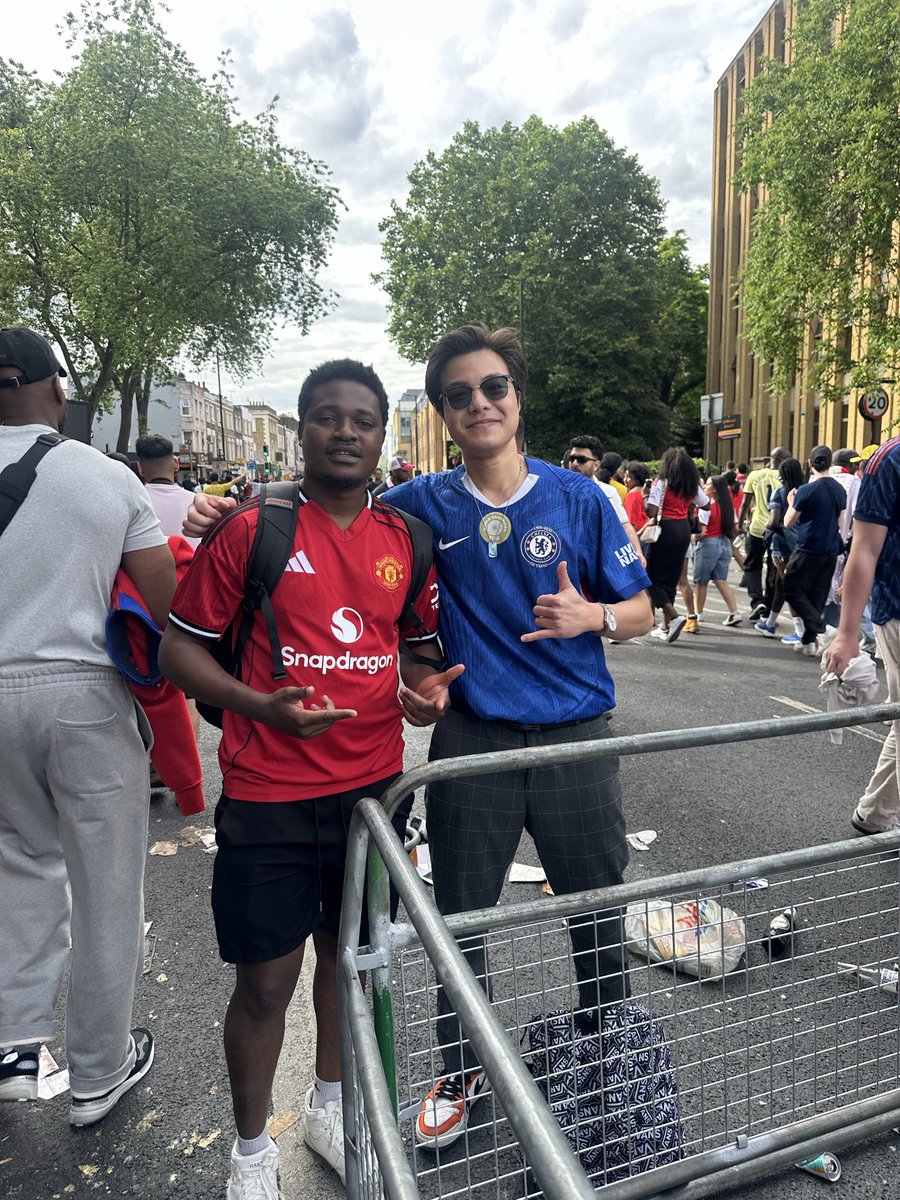 Fab_Lushh's tweet photo. @Shaniahowardxx My boy bumped into a Chelsea supporter at the parade lol https://t.co/dHWMt1IPqg