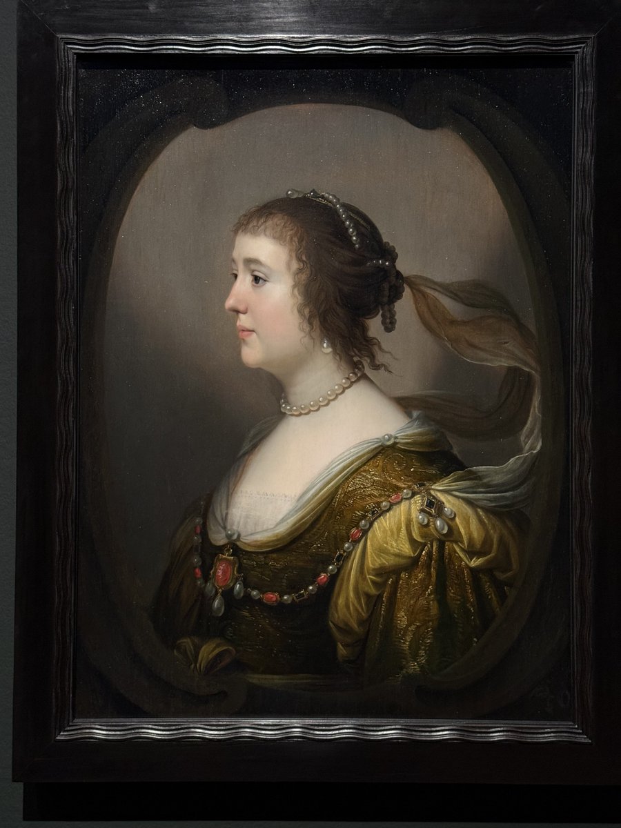ApmNeill's tweet photo. One by Rembrandt, one by Van Honthorst. The same woman. Amalia Van Solms, 1632. Photos I took today at Utrecht 💙 https://t.co/cNoL18hTkT