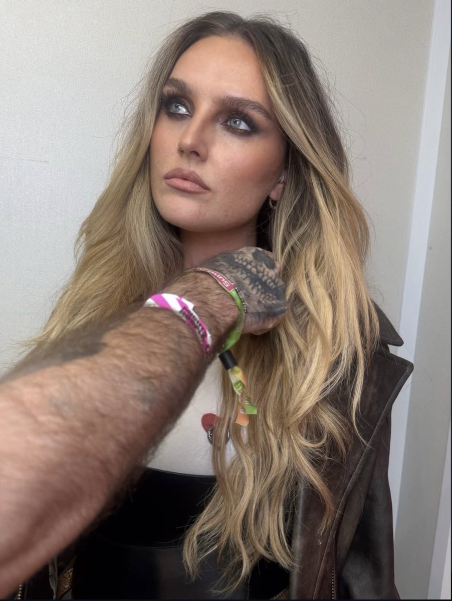 perriebrportal's tweet photo. A MAIS MAIS!

Perrie nos bastidores do Mighty Hoopla hoje (31/05).

©️ gemflossi via Instagram. https://t.co/PV1RfWfrsq