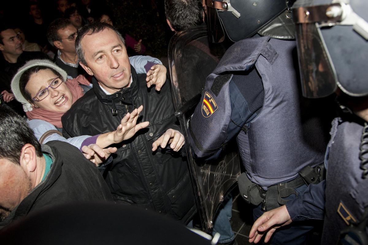 natxo_serra's tweet photo. La educación es percibida como el eterno enemigo por los que quieren al pueblo sometido.

En febrero de 2012, el entonces jefe superior de policía de Valencia, en una rueda de prensa, se refirió a los estudiantes que protestaban por el abandono de la escuela pública y las pésimas condiciones de las aulas -que carecían de calefacción y entonces los inviernos aún eran fríos- como “el enemigo”.

No fue un lapsus linguae cualquiera, fue la síntesis de toda una concepción del poder, y de la función que, tanto de la educación pública, como de si mismo, tenía quien profirió aquella sentencia.

Hoy, 14 años después, recupero algunas imágenes que nos recuerdan que la lucha por la educación pública es la base de una sociedad democrática, justa y solidaria. Y recuerdo que nunca dejaremos de apoyar a quienes luchan por derechos fundamentales de todas las personas.