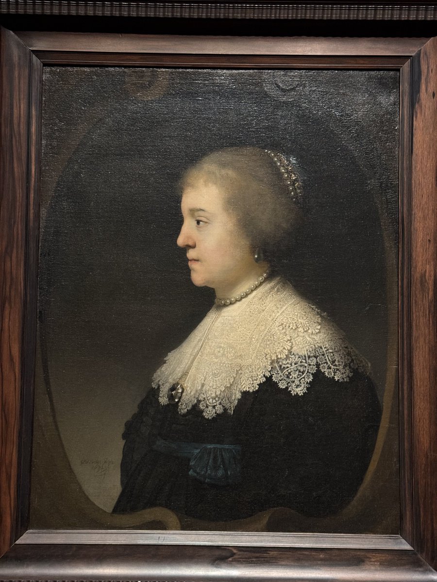 ApmNeill's tweet photo. One by Rembrandt, one by Van Honthorst. The same woman. Amalia Van Solms, 1632. Photos I took today at Utrecht 💙 https://t.co/cNoL18hTkT