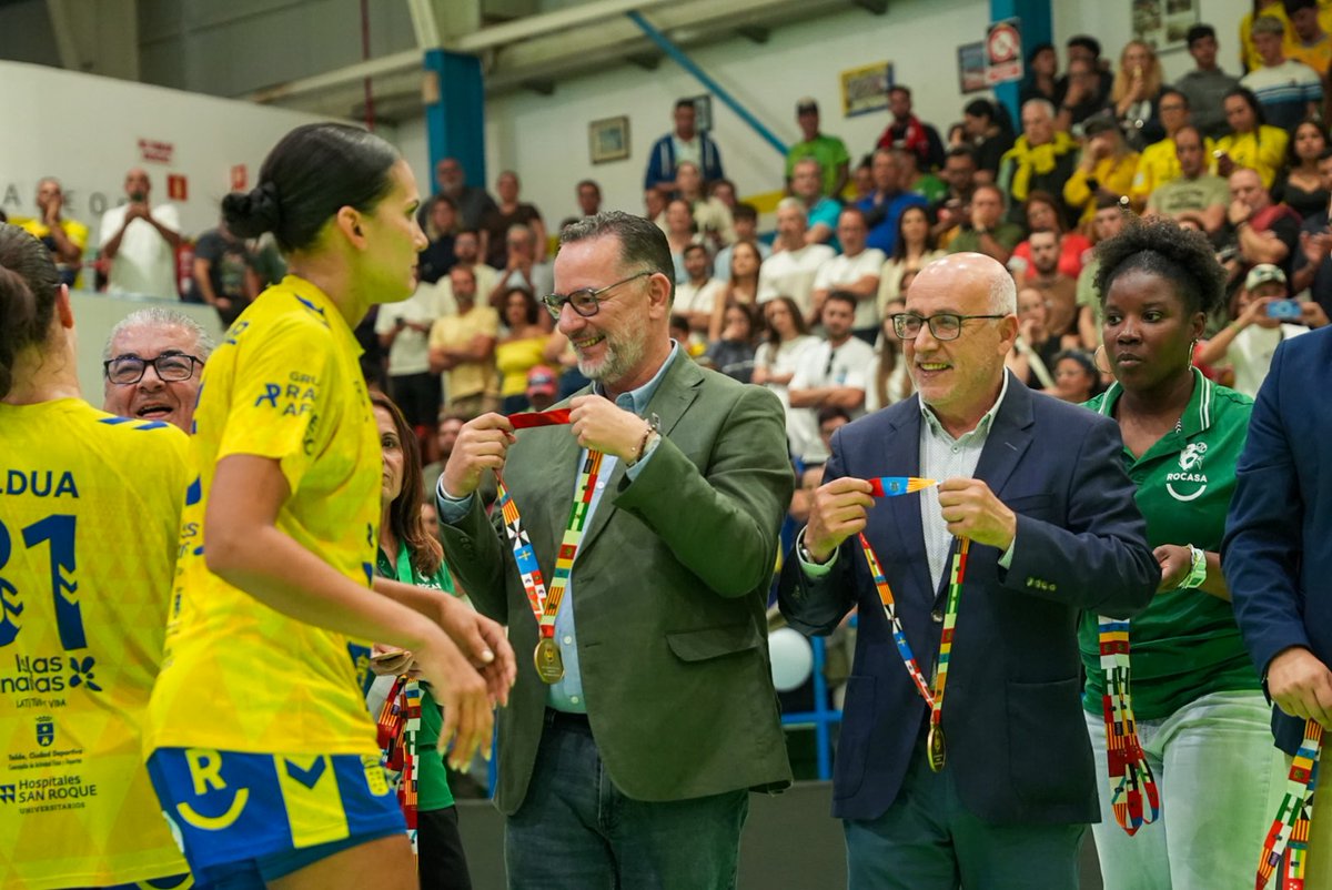 PoliSuarezgc's tweet photo. Otro fin de semana que cerramos con otra alegría para el #DeporteCanario. 

¡Enhorabuena @BMRemudas por volver a lo más alto!¡Campeonas de la Liga Guerreras Iberdrola! 

El premio a años de trabajo, esfuerzo y compromiso de un club que ha sabido mantenerse en la élite sin renunciar a sus valores ni a sus raíces.

Mi reconocimiento a club y afición. Una referencia del balonmano femenino español y en un orgullo para Canarias.

Desde Las Remudas hasta lo más alto del balonmano nacional. ¡Disfruten de este título más que merecido! 💛💙🏆
