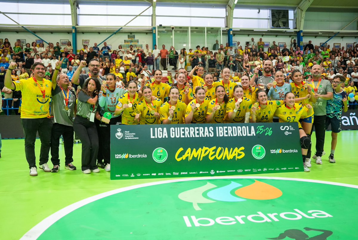 PoliSuarezgc's tweet photo. Otro fin de semana que cerramos con otra alegría para el #DeporteCanario. 

¡Enhorabuena @BMRemudas por volver a lo más alto!¡Campeonas de la Liga Guerreras Iberdrola! 

El premio a años de trabajo, esfuerzo y compromiso de un club que ha sabido mantenerse en la élite sin renunciar a sus valores ni a sus raíces.

Mi reconocimiento a club y afición. Una referencia del balonmano femenino español y en un orgullo para Canarias.

Desde Las Remudas hasta lo más alto del balonmano nacional. ¡Disfruten de este título más que merecido! 💛💙🏆