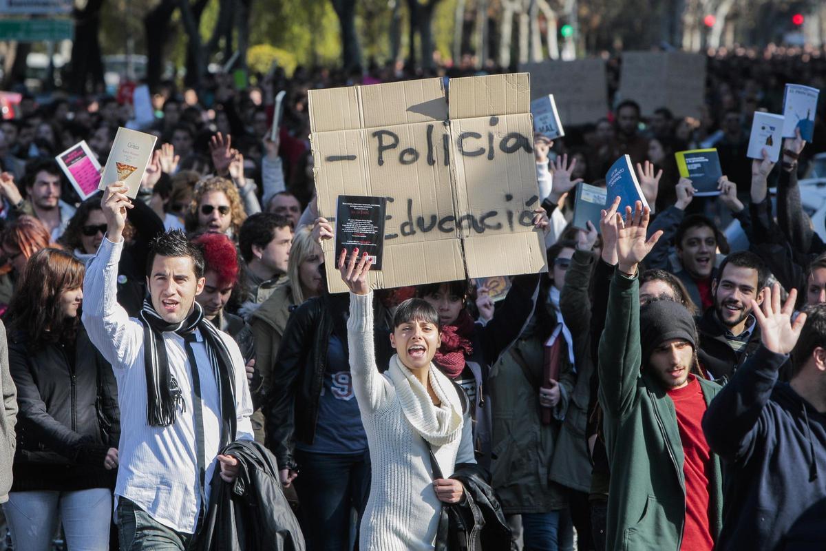 natxo_serra's tweet photo. La educación es percibida como el eterno enemigo por los que quieren al pueblo sometido.

En febrero de 2012, el entonces jefe superior de policía de Valencia, en una rueda de prensa, se refirió a los estudiantes que protestaban por el abandono de la escuela pública y las pésimas condiciones de las aulas -que carecían de calefacción y entonces los inviernos aún eran fríos- como “el enemigo”.

No fue un lapsus linguae cualquiera, fue la síntesis de toda una concepción del poder, y de la función que, tanto de la educación pública, como de si mismo, tenía quien profirió aquella sentencia.

Hoy, 14 años después, recupero algunas imágenes que nos recuerdan que la lucha por la educación pública es la base de una sociedad democrática, justa y solidaria. Y recuerdo que nunca dejaremos de apoyar a quienes luchan por derechos fundamentales de todas las personas.
