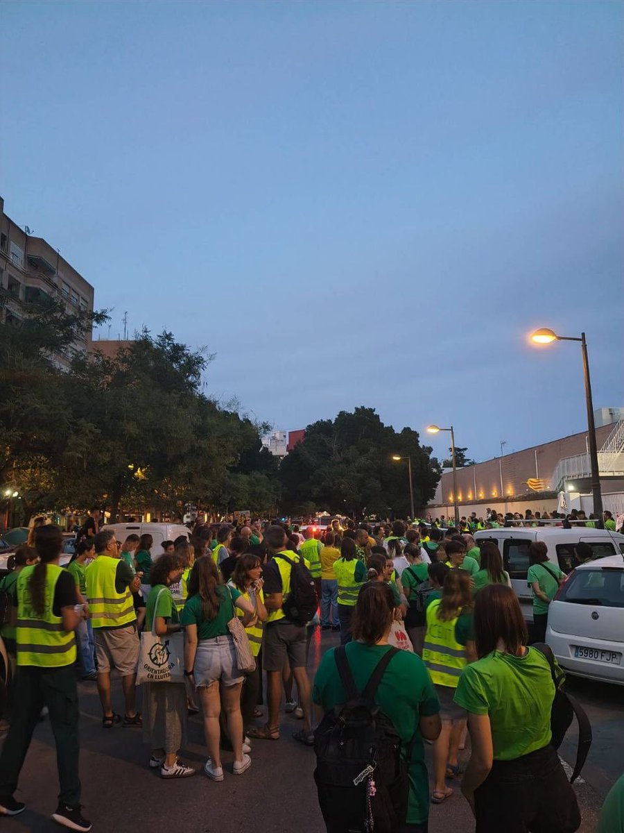 Endavant_OSAN's tweet photo. ‼️ Fem crida a acudir a la Conselleria d'Educació a donar suport a la lluita docent. 

La defensa de l'escola pública, de qualitat i en valencià és la defensa d'una educació del poble i per al poble https://t.co/9wJjYQtCfY